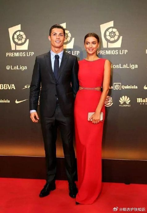 c罗除了足球踢的好,在私人感情方面也是非常丰富,因为长相帅气,也很