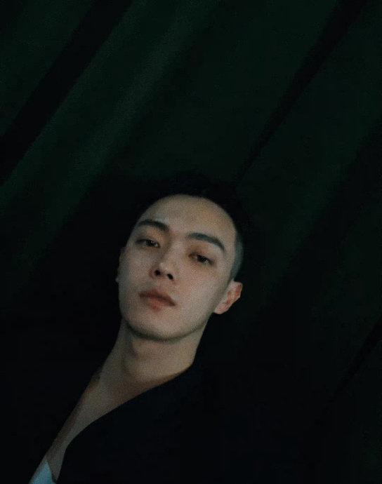 许凯早期寸头造型,少有的雅痞气质,好a的狼系帅哥!