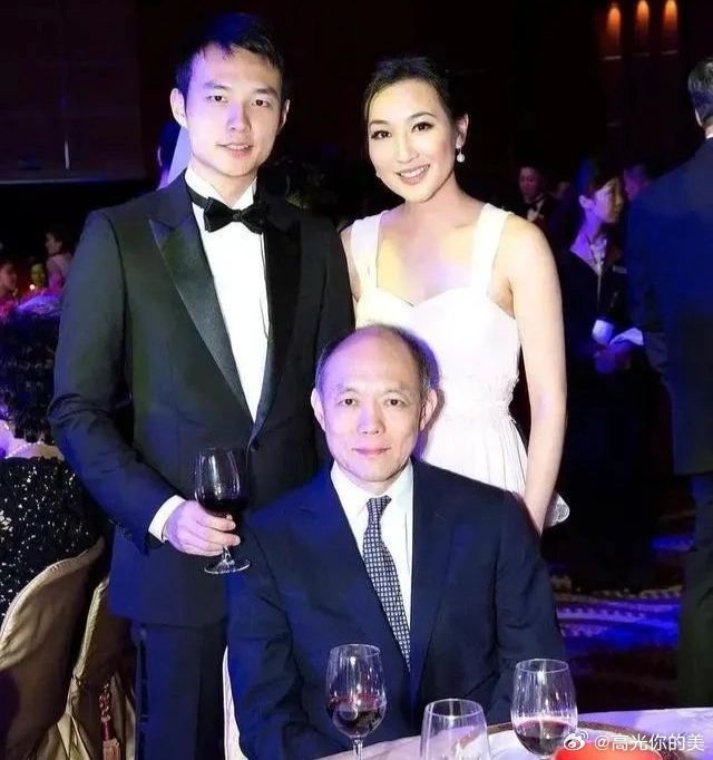 不少名人都戴过她家品牌,包括何超琼▲之前霍英东一家人,包括霍启刚和