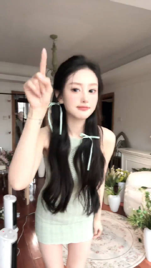 炫迈妹子做不被定义的她网友不懂就问后面那个小偷是谁