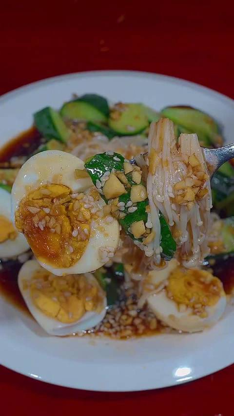 水煮蛋加上黄瓜又是一盘合格的减脂晚餐快快做起来吧