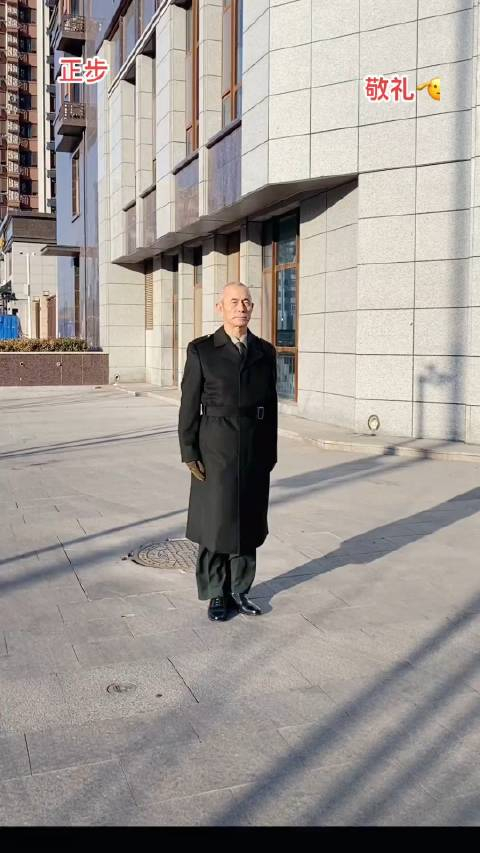 老兵走正步太有气势了眼神透露出中国军人的威严和霸气