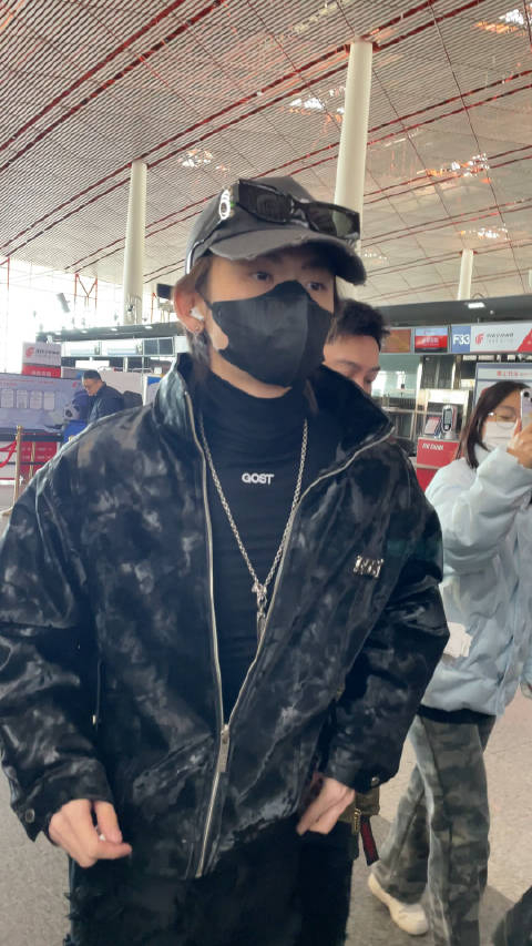 小鬼王琳凯今日出发路透高领夹克棒球帽墨镜潮酷十足