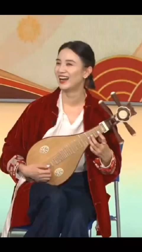 宋佳居然会弹柳琴弹了女儿情青花瓷能听出来生疏