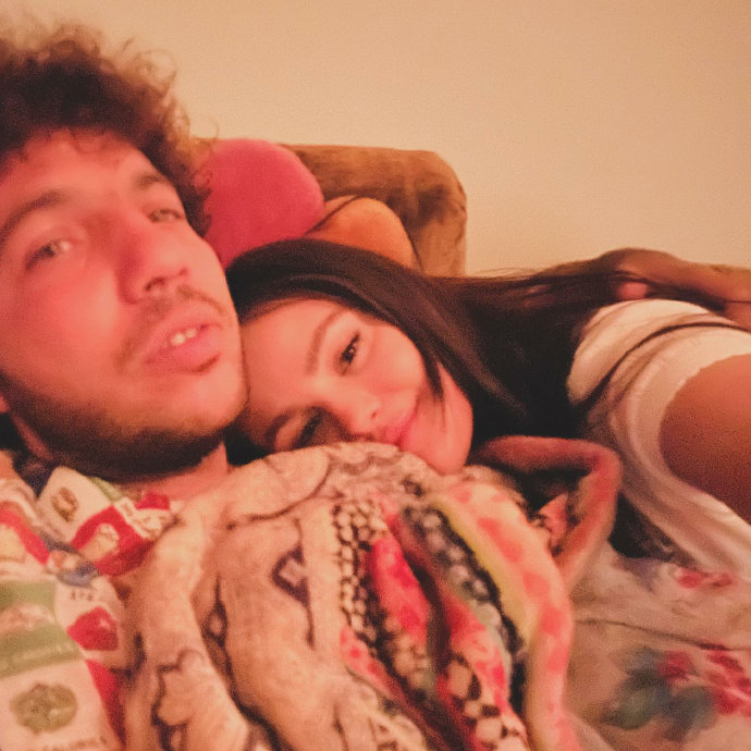 赛琳娜为36岁男友benny blanco庆生晒甜蜜合照_新浪新闻