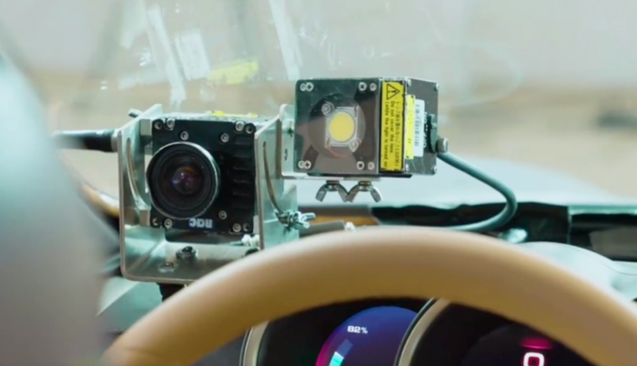 ▲国内车企正在记录碰撞试验中女性假人的反应。图片来源/车企