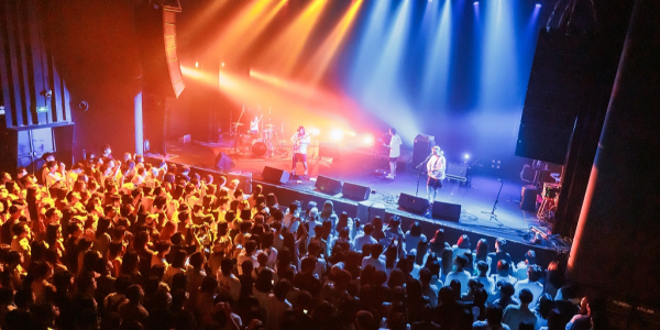 账,晚上则接待乐队,调配舞台设备和灯光,以及负责演出相关的其他琐事