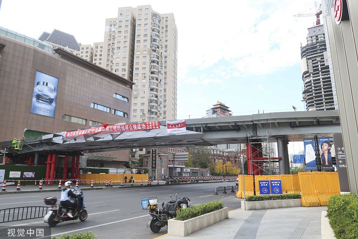 2021年，上海徐家汇空中连廊二期主体结构完工。图片来源：视觉中国