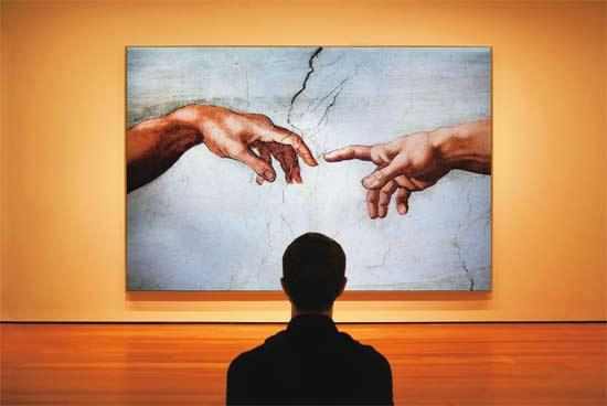 参观艺术品展览的年轻人。图片来源 视觉中国