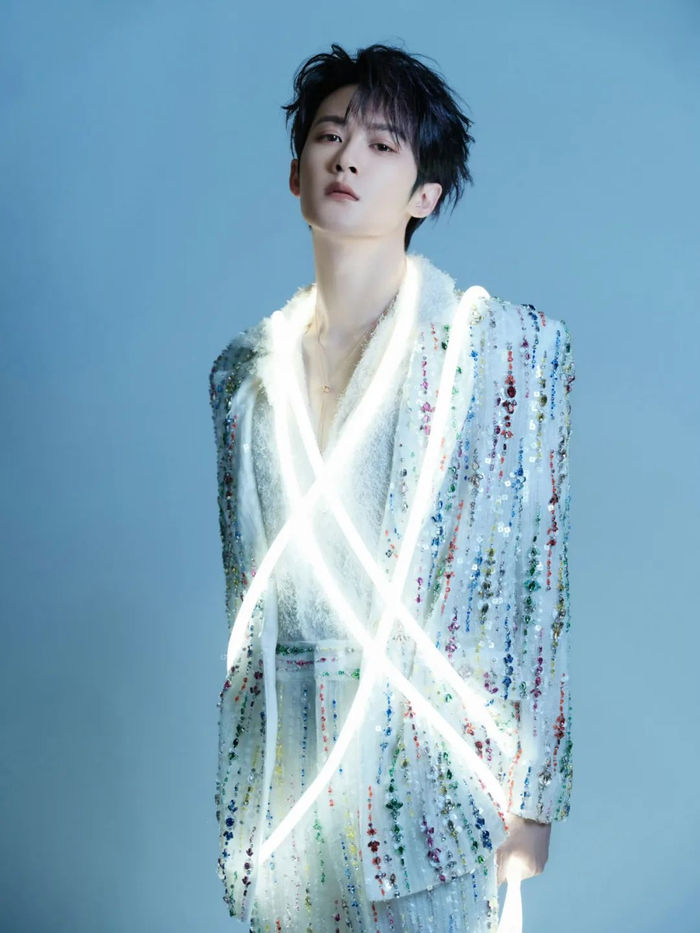 王俊凯在昏暗的夜晚,一身黑色大衣漫步灯火摇曳的异国街头,充满独属于