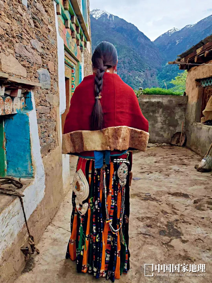 当时,鲜水河峡谷中生活着几千扎坝人,他们分布在道孚县与雅江县(二者