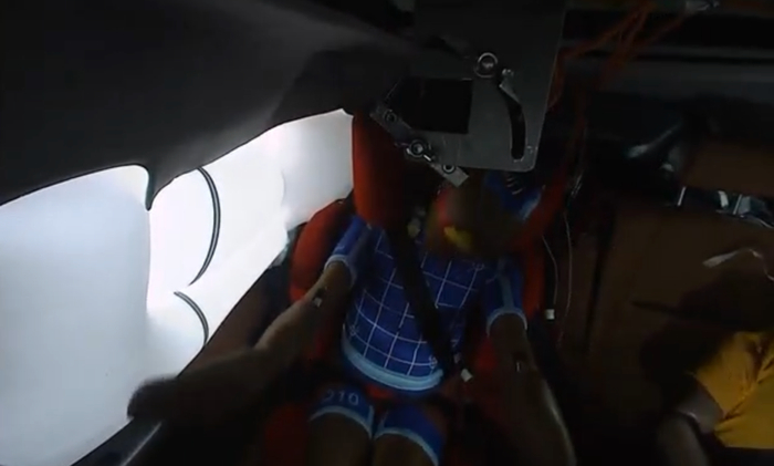 ▲假人在被碰撞时出现较大幅度的位移。受访者供图