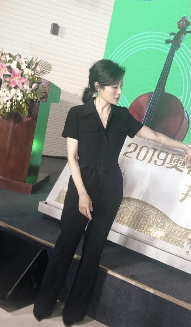 55岁周涛终于穿卫衣搭配百褶半身裙齐肩发型时髦减龄又洋气