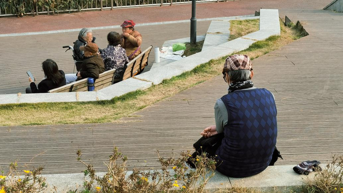 2023年12月29日，成都市新都区，老人在公园歇息。视觉中国 图