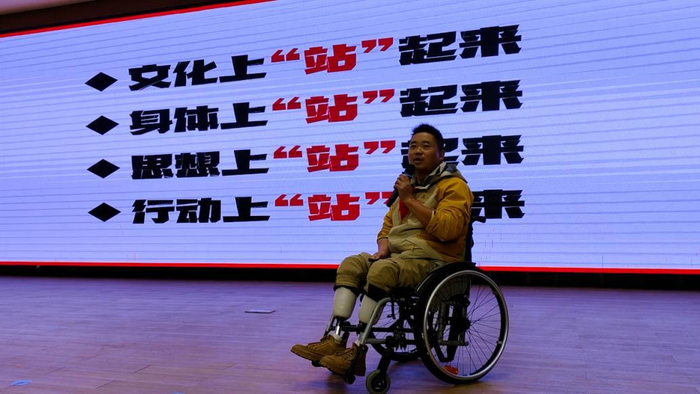双下肢截肢中国好人宣讲雷锋精神希望帮助更多的残疾人