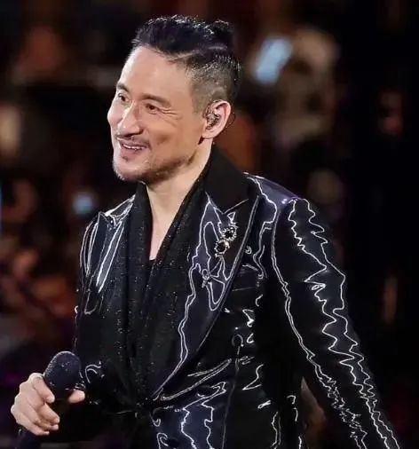 张学友自认为自己虽然比不过林子祥的铁肺,可是也不弱于歌坛里面的