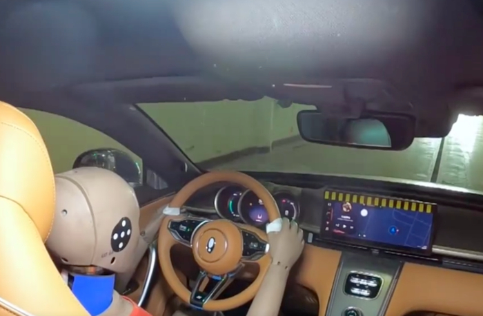 ▲国内某家车企正在进行女性碰撞假人试验。图片来源/车企