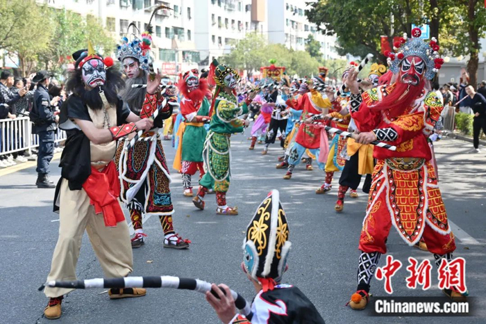 东西问丨陈来发:潮汕英歌舞何以持续燃动海内外?