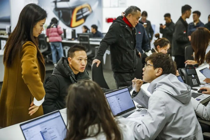 重庆礼嘉特斯拉交付中心满负荷运转，市民有序排队办理提车手续。特斯拉供图