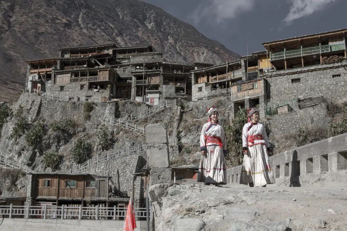 以上,我们主要提到雅砻江上游鲜水河畔的扎坝人,下游泸沽湖畔的摩梭人