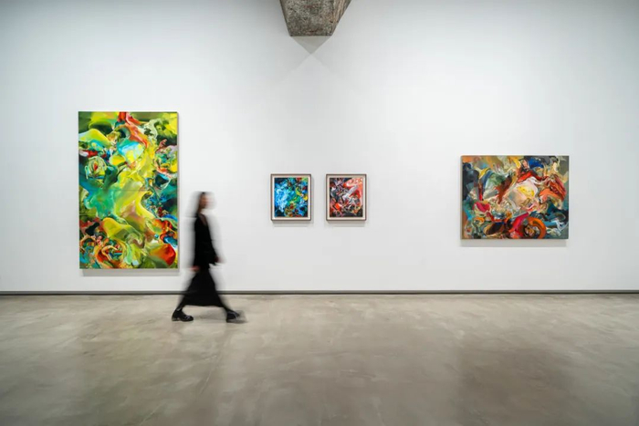 76白石画廊北京空间,"绮旅"展览现场而旅居的创作的工作方式让吴霜