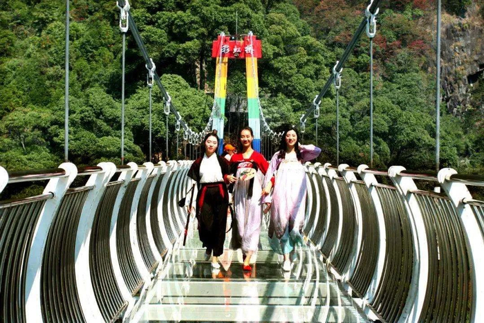 玻璃悬桥长188米,距下方峡谷水面99米,只要有阳光的天气,在桥上都能