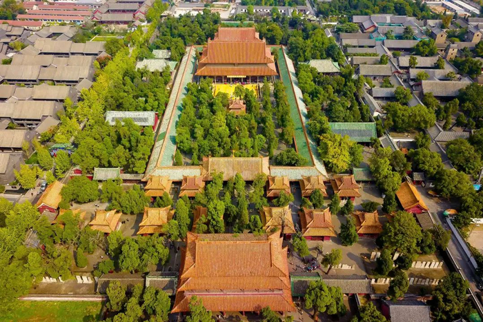 孔府是孔子嫡系子孙居住的地方历经2400多年,从未放弃祭祀曲阜孔庙是