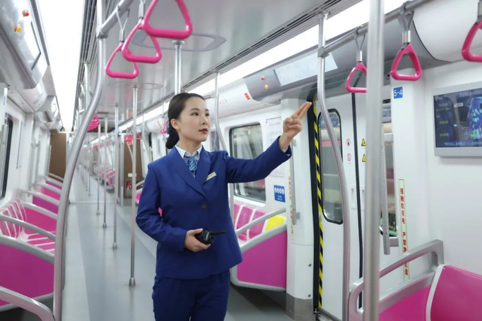 如果不是身上所穿的制服,记者怎么也不会把刘雪和地铁司机结合在一起