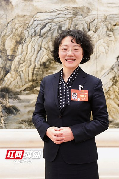 全国人大代表,湖南财信金控集团党委书记,董事长程蓓.