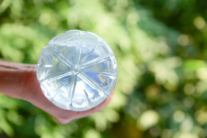 塑料制品都有一个三角箭头的标志，三角箭头中间写着数字，代表是几号材质，图库版权图片，转载使用可能引发版权纠纷