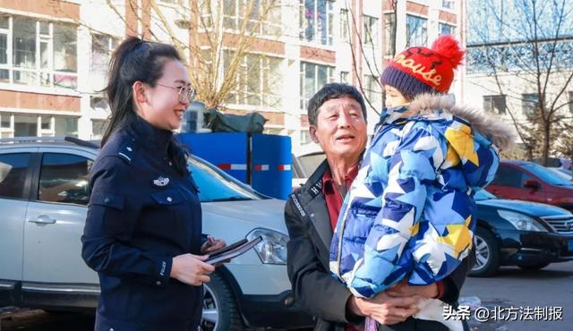 警营"她风采"长岭县公安局长治派出所民警姚瑶为行动不便老人上门办理