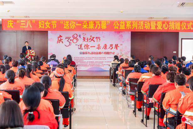 温暖传递致敬城市美容师送你一朵康乃馨