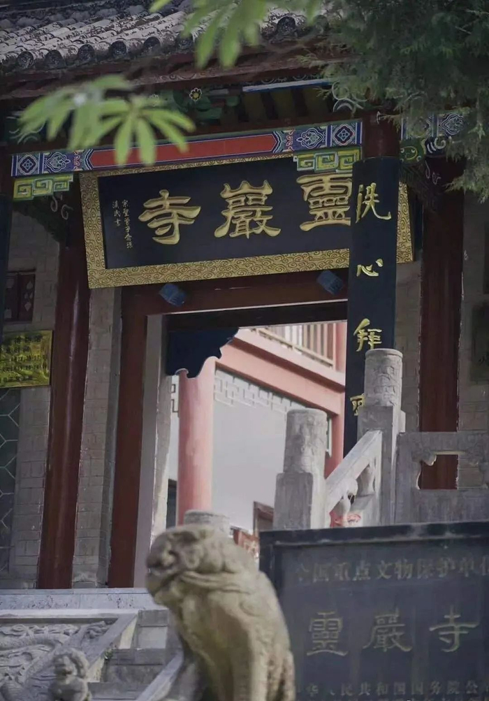 壁画,万佛洞拥有近三万尊的佛像,清澈的山泉书穿行其间景区内峡谷清幽