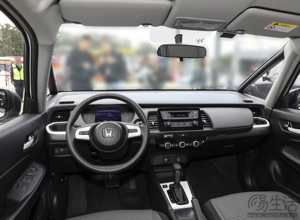 内饰部分,飞度無限mugen版延续在售车型的设计,中控台设计相对简洁