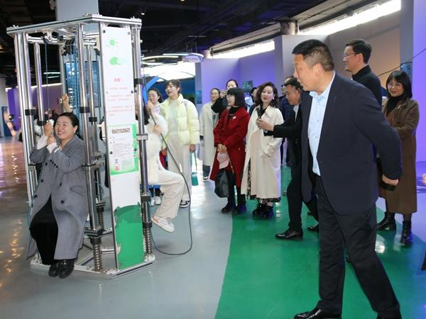 汉滨区教体局组织女职工开展感受春天气息领略科技魅力活动