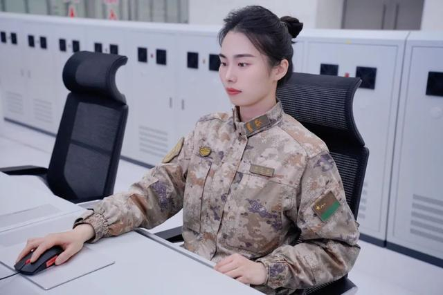节日爆照穿军装的她们又美又飒