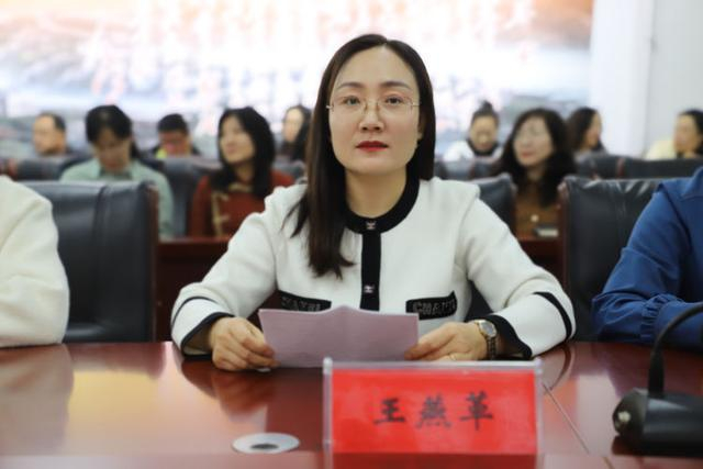 为了不让学生落后进度,克服困难,坚持用左手备课;学校中,作为一名校长