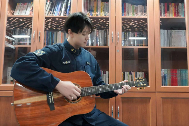 节日爆照穿军装的她们又美又飒