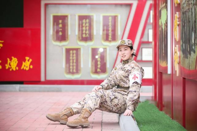 节日爆照穿军装的她们又美又飒
