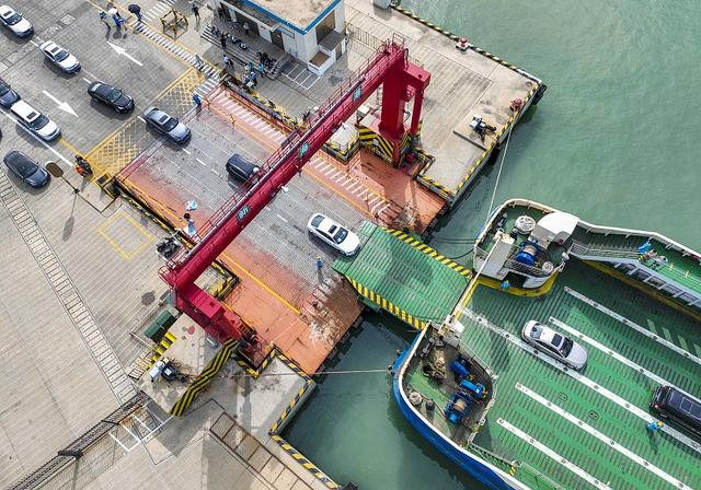 海口新海港轮渡码头。视觉中国 图