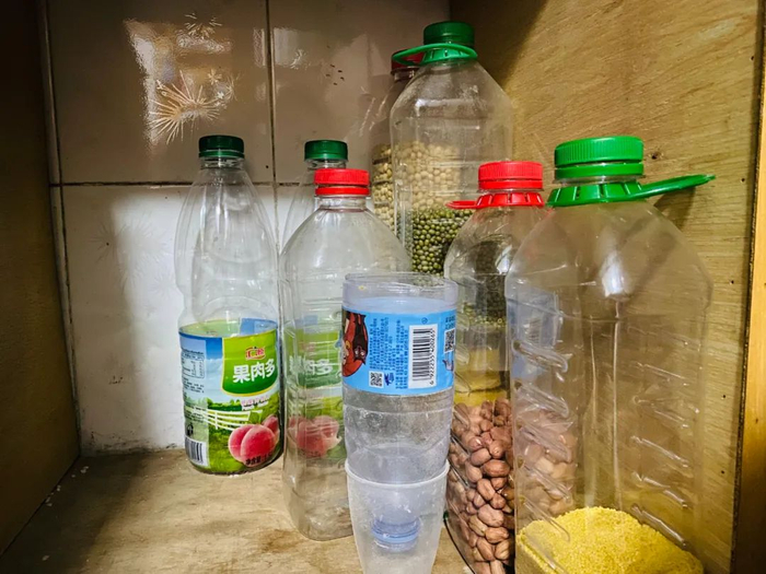 爸妈厨房的各种塑料瓶，图片来源：林林