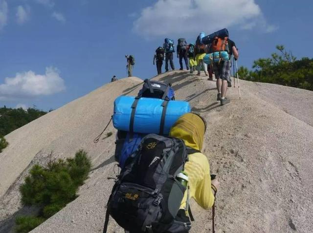 想躺平的脆皮青年正被徒步拿捏