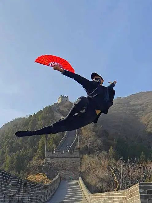 马蛟龙被誉为"古典舞教科书"的大神,堪称年轻有为功力深厚的"舞侠"