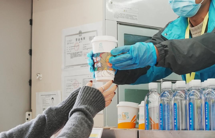 mismatch为一杯莓果加番石榴的气泡特调取名"祖国的花朵",橘色调与杯