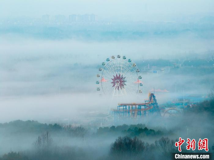 薄如轻纱的晨雾,与城市,森林和湿地公园勾勒出一幅美丽的初春晨景图.