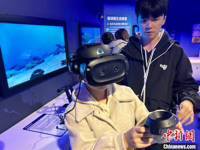 图为外国青年在体验vr游戏.