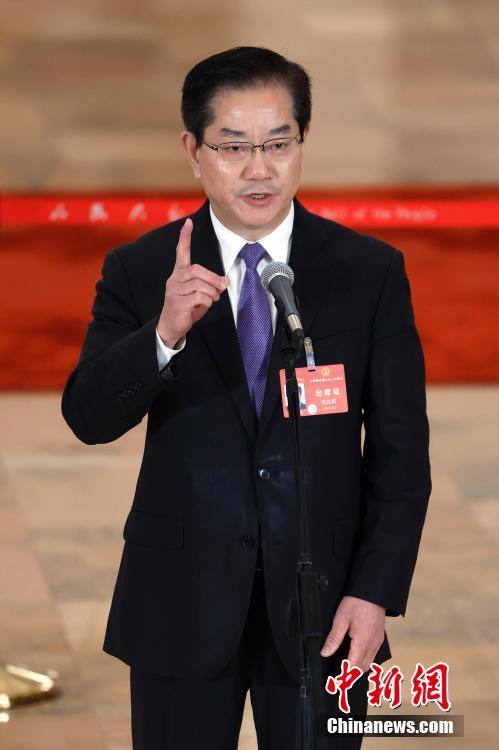 图为全国人大代表,中国工程院院士,上海交通大学副校长范先群接受记者