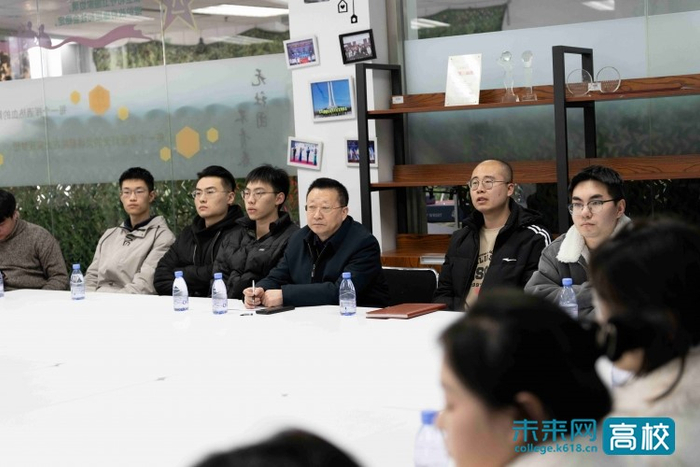 大连东软信息学院学校领导走进课堂新学期赋能话成长