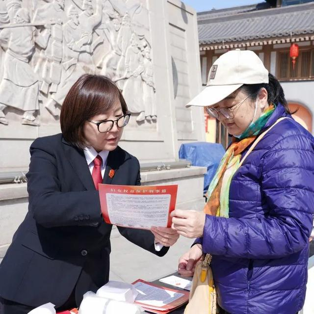 "三八"国际劳动妇女节当天,莲湖法院妇委会联合区妇联在人流量密集的