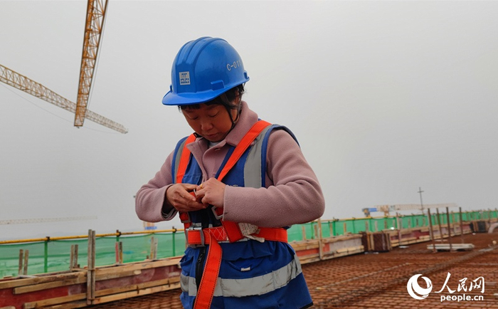 云端上的女塔吊司机为城市建设贡献她力量